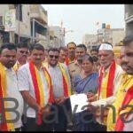 ಹಾಳಾದ ರಸ್ತೆ ದುರಸ್ತಿಗೆ ಆಗ್ರಹಿಸಿ ಕರವೇ ವತಿಯಿಂದ ರಸ್ತೆ ತಡೆ ಪ್ರತಿಭಟನೆ